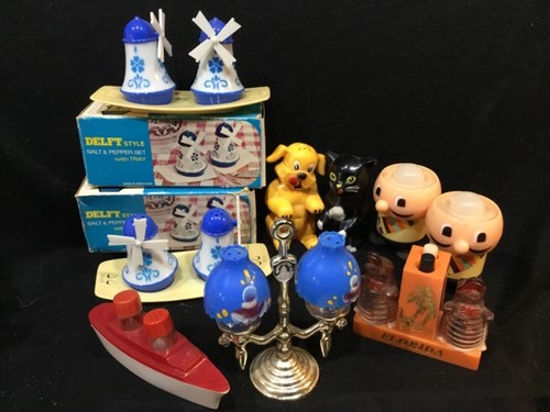 Plastic salt pepper shaker lot - pepper,