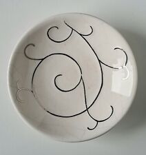 Coupe en émaux ceramique de Longwy fond blanc crème et or décor contemporain.