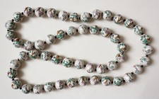 Grand collier perles de porcelaine décor plantes et d'animaux Chine Indochine