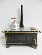 JOUET ANCIEN - IMPOSANT CUISINIÈRE/FOURNEAU EN TÔLE PEINTE ALU ET LAITON