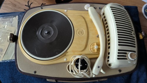 Rare électrophone portable