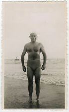 PHOTO ANCIENNE - VINTAGE SNAPSHOT - HOMME MAILLOT DE BAIN SLIP GAY DRÔLE MER 