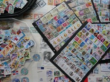 (LOT-VRAC 249) 700 TIMBRES motif SPORT à trier  (photo dans le texte)