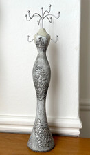 Grande Porte Bijoux Mannequin Robe Argenté relief 38,7cm Comme Neuf