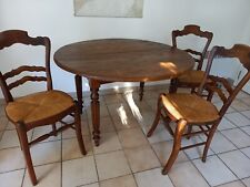 Table de cuisine et trois chaises