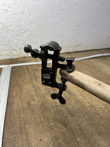 Old tool outil ancien étau - /,