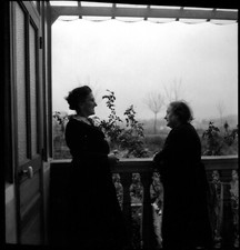Portrait femmes balcon paysage contrejour - 2 anciens négatifs photo an. 1920