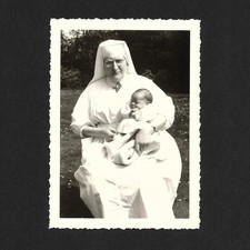 Soeur infirmière tenue