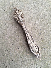 ANCIEN CASSE NOIX BRONZE FLEUR