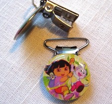 CLIP PINCE BRETELLE, CROCODILE, ATTACHE TÉTINE - FILLETTE DORA BABOUCHE - C30