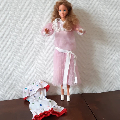 Barbie habillée avec - , la