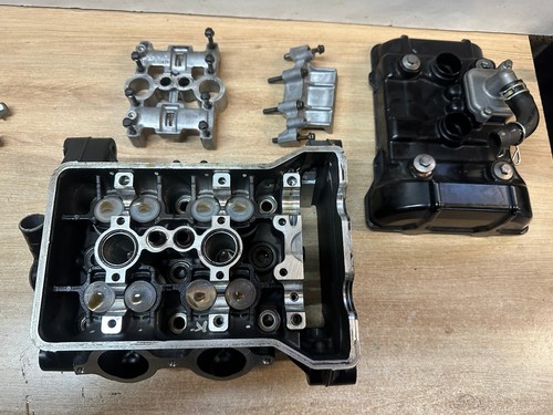 Une culasse moteur moto - culasse,