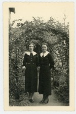 PHOTO SNAPSHOT, Alice et Jeanne 1930 col Claudine robe dans un jardin