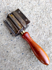 ANCIEN PORTE LAMES AIGUISEUR DE LAMES DE RASOIR - OUTIL DE BARBIER COIFFEUR -
