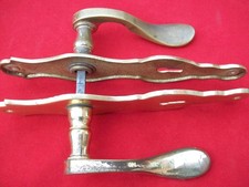 OCCASION UNE PAIRE DE POIGNÉES DE PORTE EN LAITON AVEC PLAQUE DE PROPRETÉ