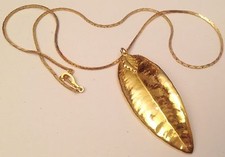 pendentif feuille doré a l'or
