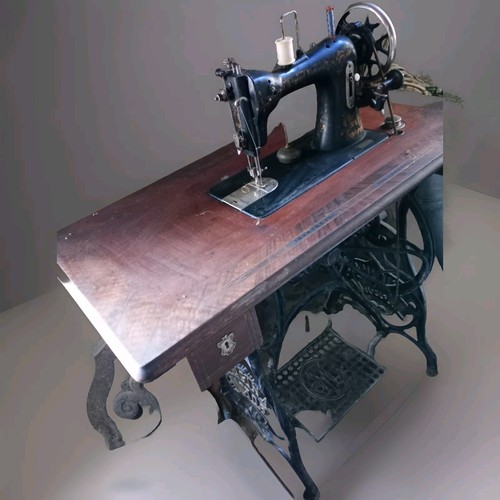 Ancienne machine coudre - à,