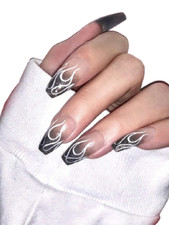 Faux ongles avec feuille à ruban motif flamme