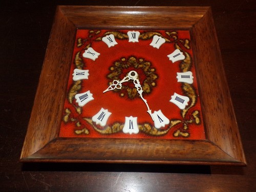Pendule vintage sur faïence - , (