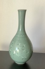 Chine : Vase bouteille jade au décor de fleurs et de grues