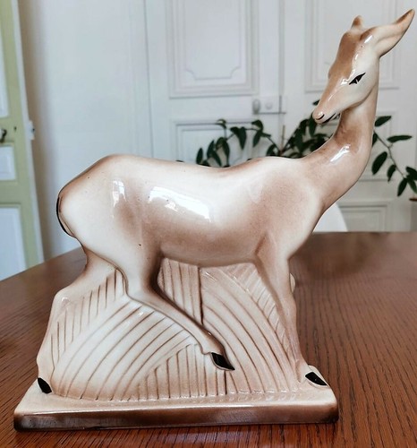 Elegante biche art - déco, en