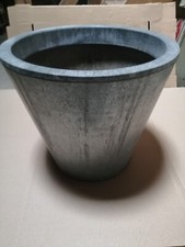 UN GRAND RECIPIENT CACHE POT