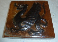 tomette picarde, anglaise ou est européenne figurant un dragon héraldique noir