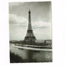 CPSM PHOTO LA TOUR EIFFEL TAMPON SOUVENIR + TIMBRE