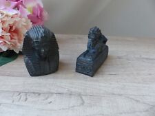 Deux figurines miniatures égyptiennes sphinx et pharaon en résine noire