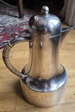 Verseuse en métal argenté base martelée, probablement début XXème