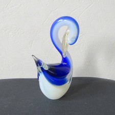 Murano ou Bohème. Oiseau en verre soufflé bleu et blanc