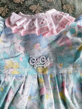 Robe de poupée Gégé avec broderie de la marque, année 80, 29 cm de long