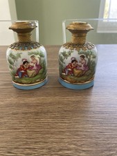 Ancienne paire de flacons à  parfum en porcelaine et monture en bronze doré