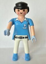 FEMME DENTISTE EN BLEU ET