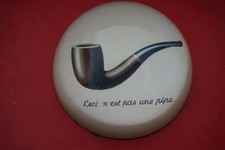 PMAG3 SULFURE PRESSE PAPIER  MAGRITTE CECI N EST PAS UNE PIPE  PAPERWEIGHT 1929