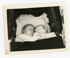 PHOTO SNAPSHOT amateur vintage,des jumeaux endormis dans un landau TWIN