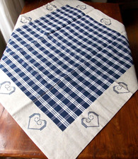 NAPPE A THE A CARREAUX BLEU MARINE BRODURE BRODEE COEURS AU POINT DE CROIX ***