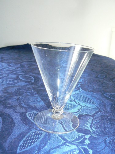 Verre ancien coupe sur pied - verre,