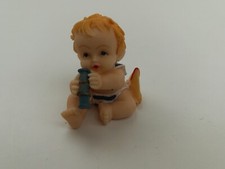 FIGURINE  STATUETTE   Bébé garçon à la plage mer ENFANT Sujet baptême en résine 
