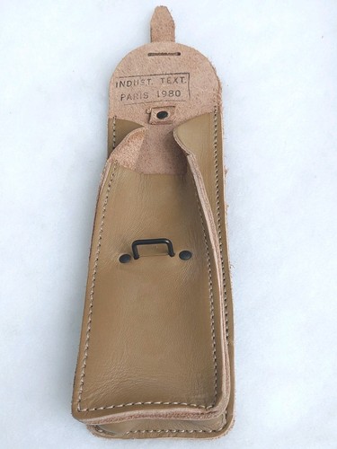 Une pochette militaire cuir