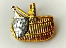 RARE BROCHE signé LIZ CLAIBORNE PANIER PICNIC vin serviette doré argenté NEUVE !