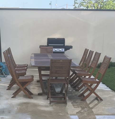 Une table ses - une, chaises