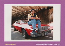 PHOTO DE PRESSE : ANTONIO FARGAS ACTEUR & LA VOITURE " STARSKY ET HUTCH " -K318