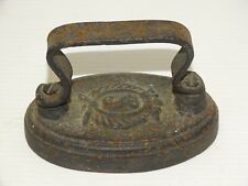 -ANCIEN FER PLAQUE F fer à repasser ORME OVALE  CENTRE LETTRE S COURONNEE Déco