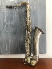 ANCIEN SAXOPHONE EN MÉTAL