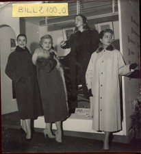 photo vintage .mode Mannequins " le premier salon du pret à porter " 1956