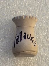 Pin’s Vallauris céramique relief 3d poterie forme pichet ? amphore ? souvenir