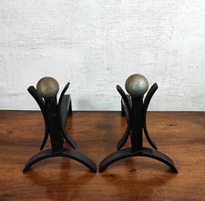 belle et ancienne paire de chenet en fonte noire et boule en laiton doré