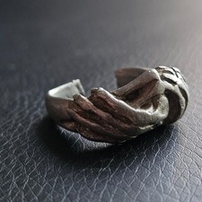 Mystérieuse bague mains