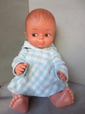 Poupée , poupon ancien Famosa 30 cm env . + tenues